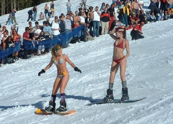 Девушки в бикини катаются на лыжах (27 фото)