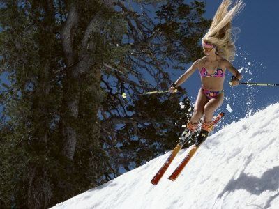 Девушки в бикини катаются на лыжах (27 фото)