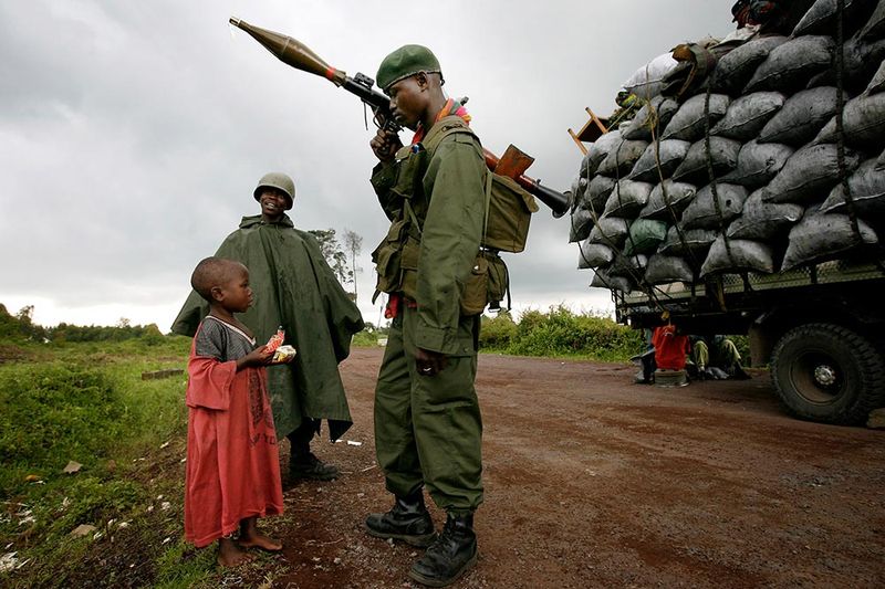 Патруль правительственных войск на дороге у деревни Кибати на востоке Конго