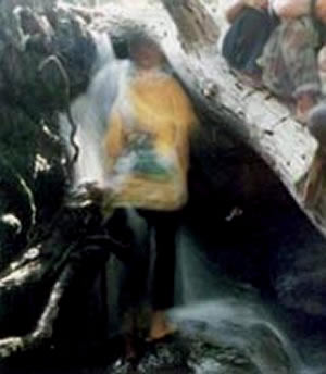 Фотография сделана в Малайзии.  В потоке водопада маленького ручья после проявки неведомо откуда появился мальчик.