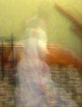 Привидение в старинном платье, спускающееся по лестнице гостиницы.  Гостинница Silver Queen Hotel была построена в 1860 году и находится в Вирджиния Сити (Virginia City, Nevada). Фотография сделана Анико (Aniko) из Рено, штат Невада в августе 2007 года